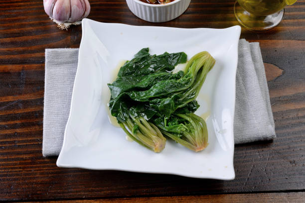istock Plate of cooked and seasoned spinach 917096528