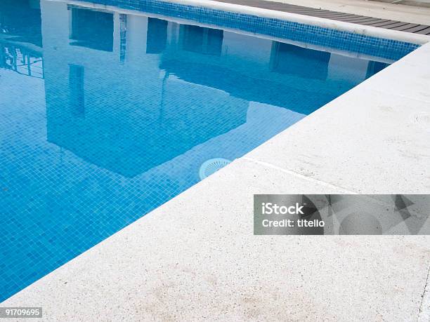 Piscina Foto de stock y más banco de imágenes de Agua - Agua, Al lado de la piscina, Azul