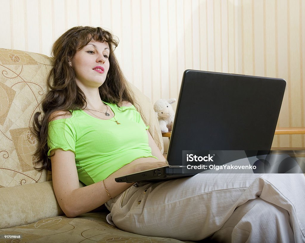 Jovem mulher bonita com um laptop preto - Foto de stock de 20 Anos royalty-free