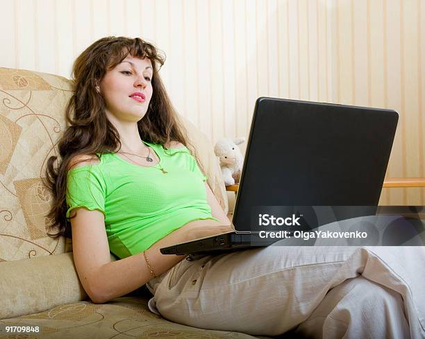 Foto de Jovem Mulher Bonita Com Um Laptop Preto e mais fotos de stock de 20 Anos - 20 Anos, 30 Anos, Adulto