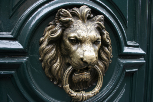 Door knocker in the shape of a lion's head