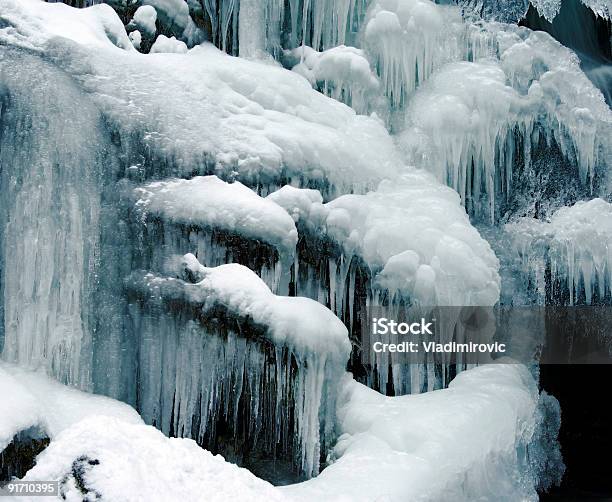 Cascada De Invierno Foto de stock y más banco de imágenes de Agua - Agua, Belleza de la naturaleza, Blanco - Color