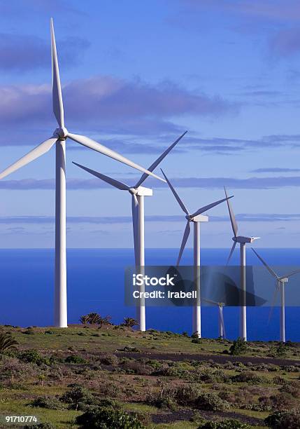 Generadores De Eolic En Wind Farm Foto de stock y más banco de imágenes de Aerogenerador - Aerogenerador, Azul, Cielo