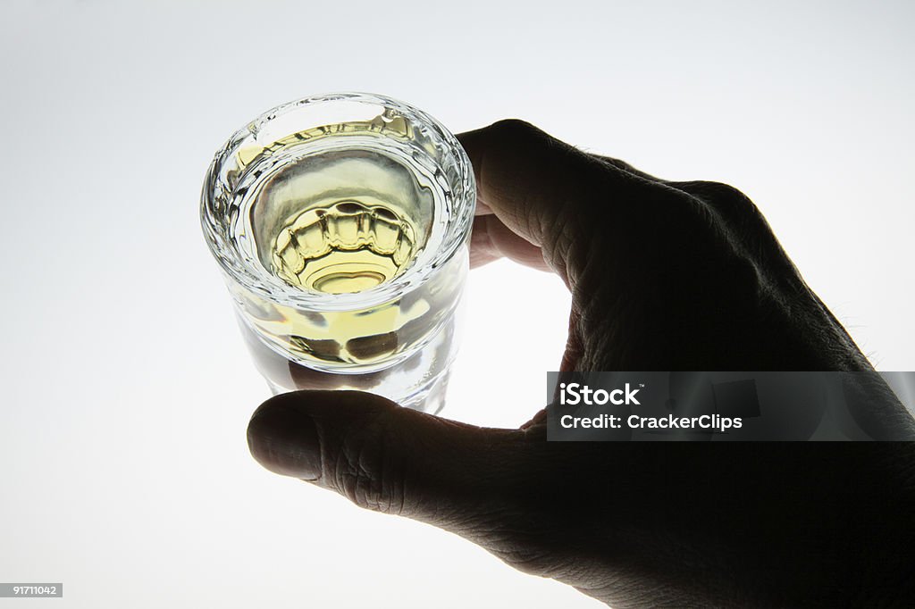 Hand um Aufnahme Glas Likör - Lizenzfrei Alkoholisches Getränk Stock-Foto