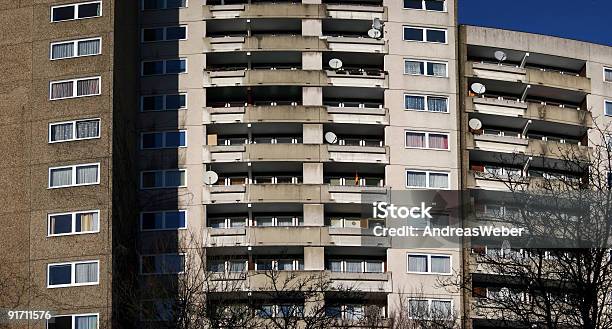 Im Kasseler Stadtteil Brückenhof Plattenbau - カラー画像のストックフォトや画像を多数ご用意 - カラー画像, ガラス, コンクリートブロック