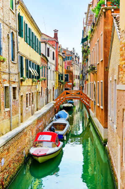 красочные венецианские дома вдоль канала в венеции, италия. - gondola venice italy canal sailor стоковые фото и изображения