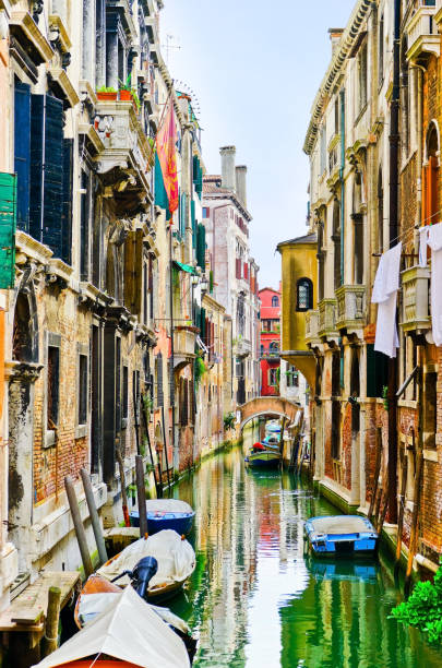 красочные венецианские дома вдоль канала в венеции, италия. - gondola venice italy canal sailor стоковые фото и изображения