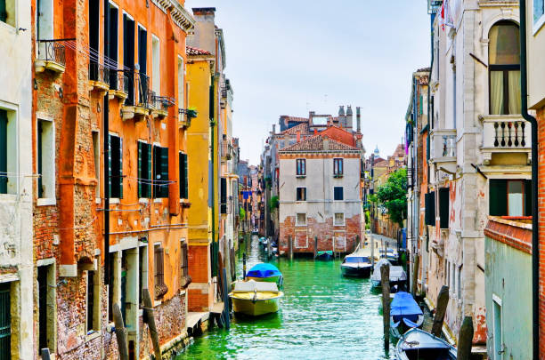 красочные венецианские дома вдоль канала в венеции, италия. - gondola venice italy canal sailor стоковые фото и изображения