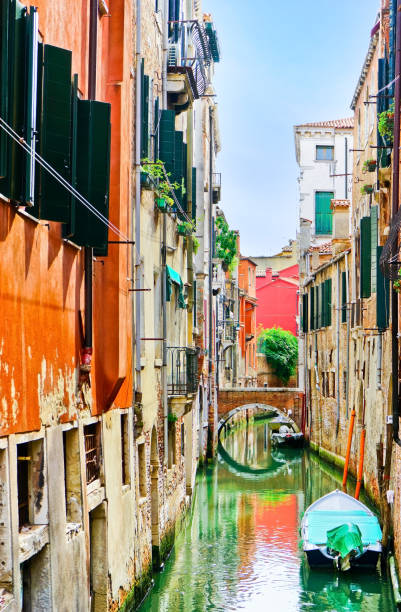 красочные венецианские дома вдоль канала в венеции, ита�лия. - gondola venice italy canal sailor стоковые фото и изображения