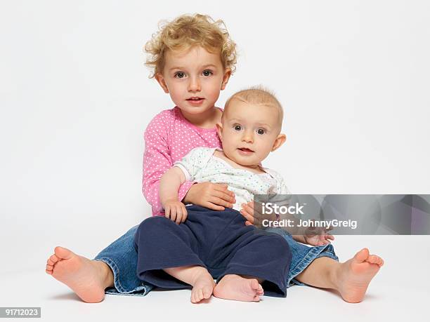 Sisters Stockfoto und mehr Bilder von 2-3 Jahre - 2-3 Jahre, 6-11 Monate, Baby