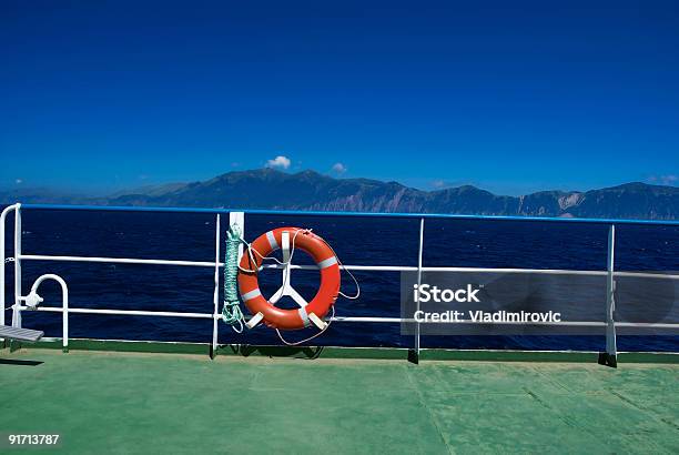 Foto de Navio No Deck e mais fotos de stock de Assistência - Assistência, Azul, Boia - Equipamento Marítimo de Segurança