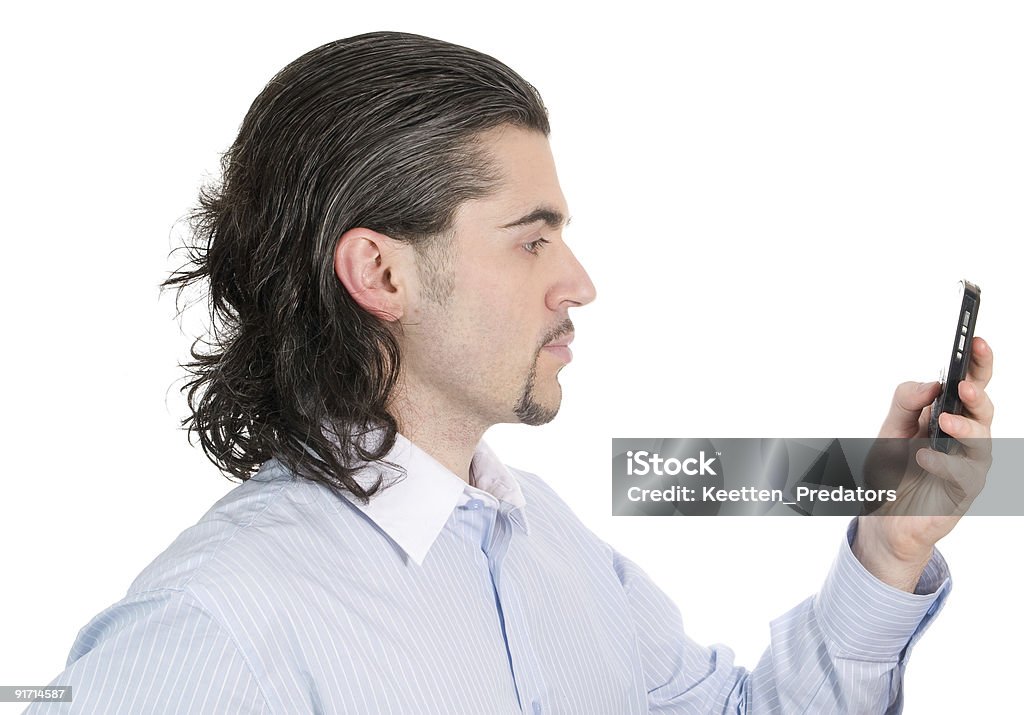 Perfil de joven hombre atractivo con teléfono móvil en la mano, aislado - Foto de stock de Cabello largo libre de derechos