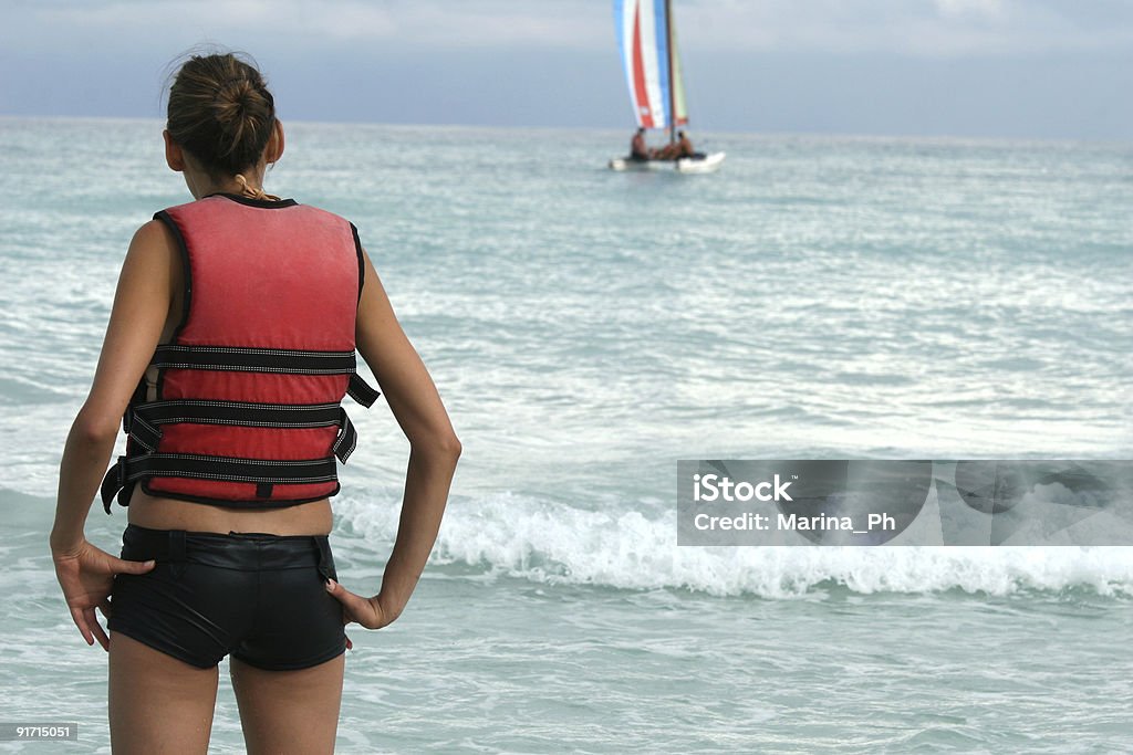 Mulher olhando no barco à vela - Foto de stock de Adulto royalty-free