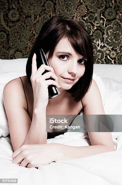 Quarto De Conversas - Fotografias de stock e mais imagens de A usar um telefone - A usar um telefone, Adulto, Cabelo castanho