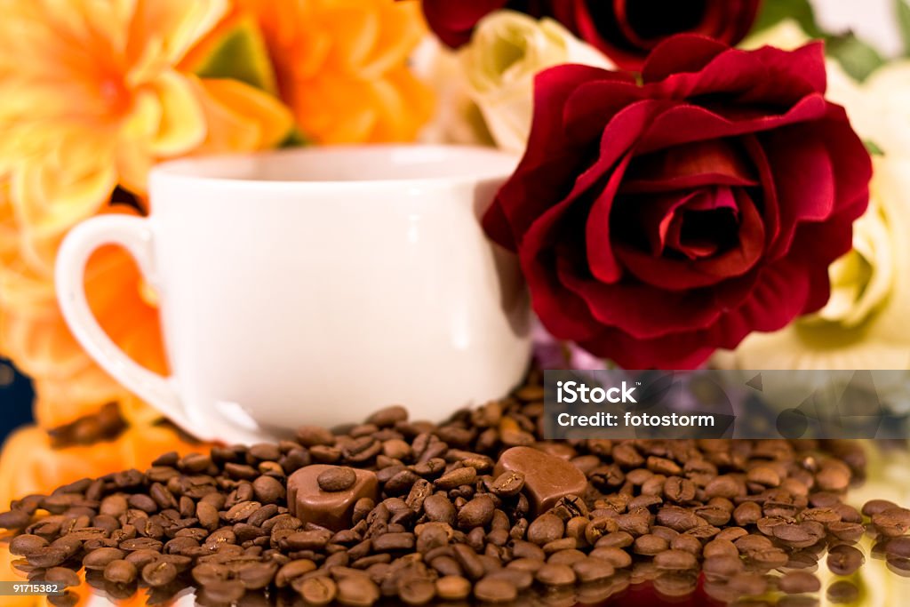 Schokoladen Herzen Kaffee und Blumen - Lizenzfrei Einzelne Blume Stock-Foto