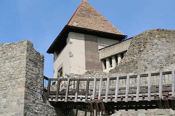 Torre del castillo con puente húngaro - foto de stock