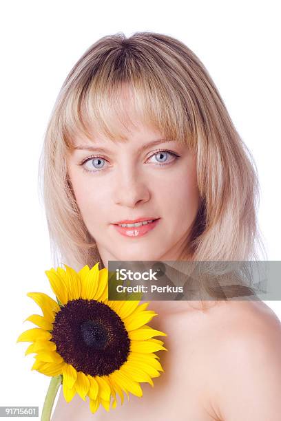 Schöne Frau Mit Sonnenblume 02 Stockfoto und mehr Bilder von Attraktive Frau - Attraktive Frau, Baumblüte, Blatt - Pflanzenbestandteile