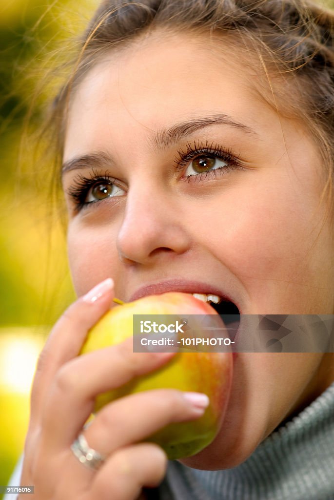 Garota com uma maçã - Foto de stock de Adolescência royalty-free