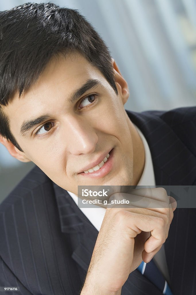 Ritratto di giovane uomo d'affari di successo in ufficio - Foto stock royalty-free di 25-29 anni