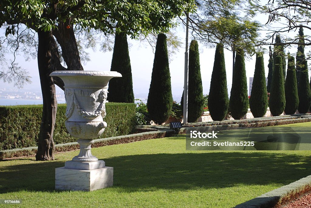 vase en marbre dans le jardin - Photo de Urne décorative libre de droits