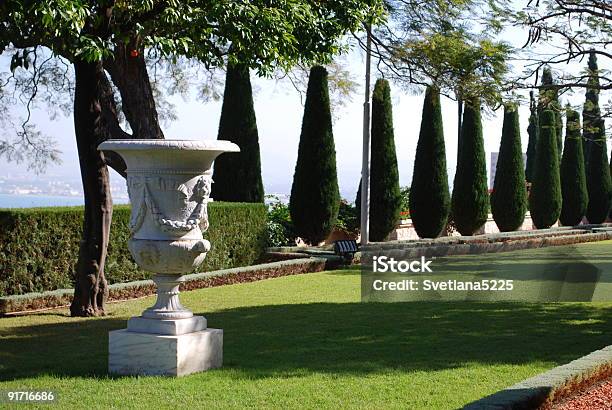 Photo libre de droit de Vase En Marbre Dans Le Jardin banque d'images et plus d'images libres de droit de Urne décorative - Urne décorative, Botanique, Allée de jardin