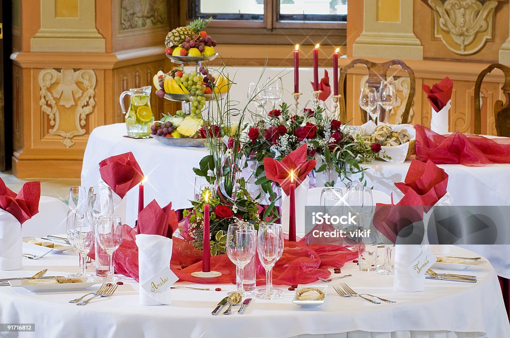 Listo para mesas de una recepción de bodas - Foto de stock de Arreglo libre de derechos