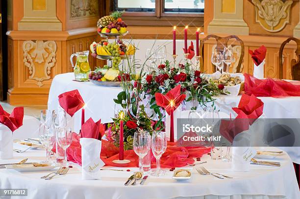 Listo Para Mesas De Una Recepción De Bodas Foto de stock y más banco de imágenes de Arreglo - Arreglo, Arreglo floral, Banquete