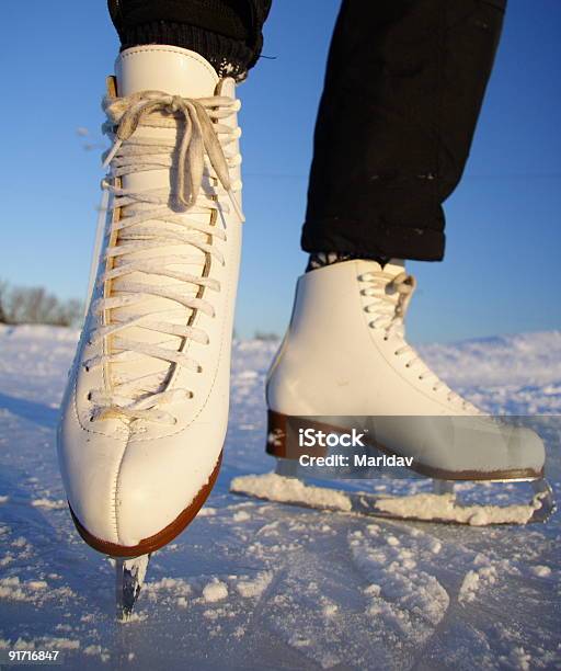 Photo libre de droit de Patinage Sur Glace banque d'images et plus d'images libres de droit de Activité de loisirs - Activité de loisirs, Adulte, Blanc