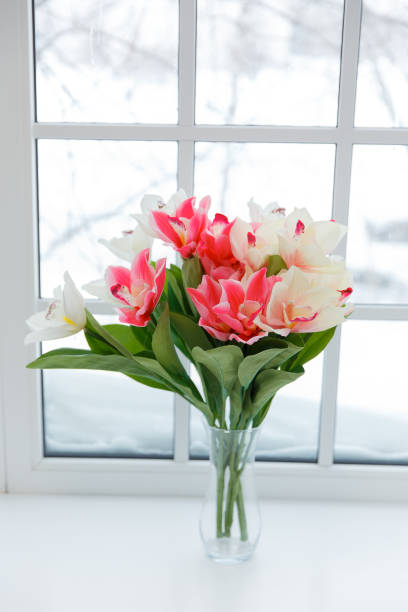 vase en verre avec bouquet de belles tulipes sur le rebord de la fenêtre - store flower bouquet florist photos et images de collection