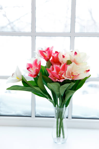 tulipes roses dans un vase sur la windowsill - store flower bouquet florist photos et images de collection