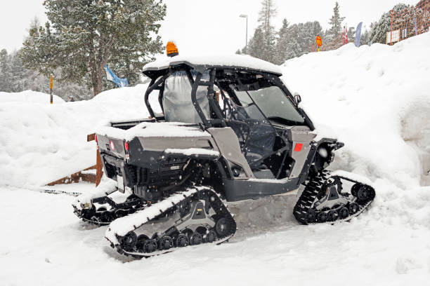 un pequeño snowcat en el estacionamiento mientras nieva en los alpes de suiza - st moritz engadine mountain winter fotografías e imágenes de stock