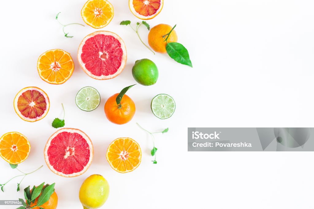 Coloridas frutas frescas na mesa branca. Vista plana leiga, topo - Foto de stock de Fruta royalty-free