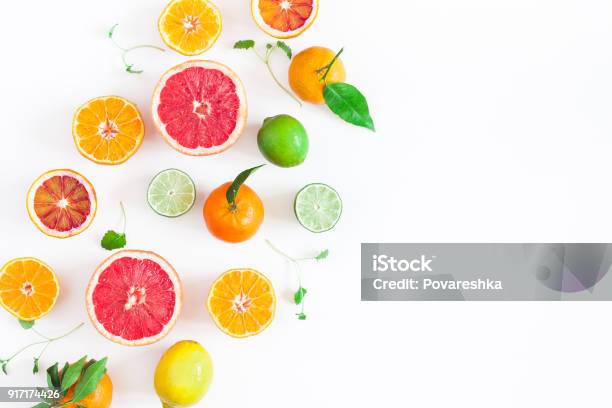 Foto de Coloridas Frutas Frescas Na Mesa Branca Vista Plana Leiga Topo e mais fotos de stock de Fruta