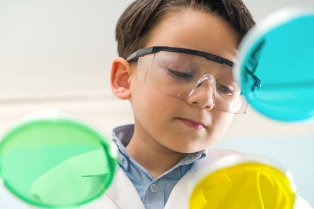 istock Little scientist in laboratory 917175150