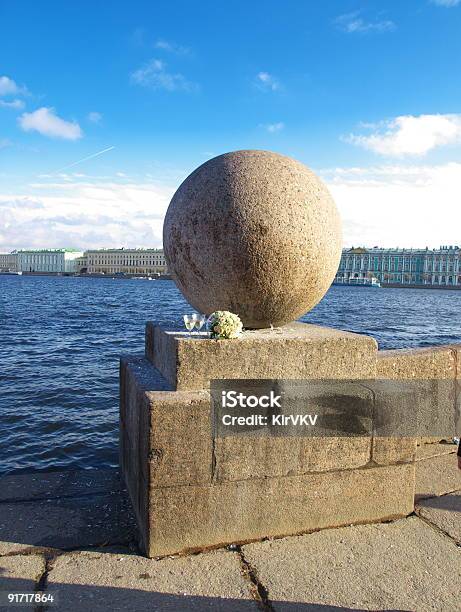 Símbolo De Bodas En Quay De Neva Stpetersburg Foto de stock y más banco de imágenes de Agua - Agua, Aire libre, Astilla