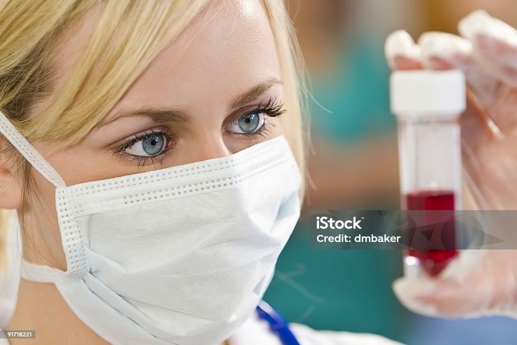 아름다운 젊은 블루 Eyed 간호사 또는 의사가 혈액 검체 - 로열티 프리 간호사 스톡 사진