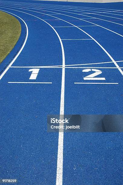 Azul Pista De Corrida - Fotografias de stock e mais imagens de Atletismo - Atletismo, Pista de Corrida, Atleticismo