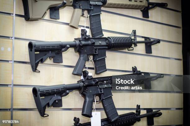 소총과 총 벽 선반 AR-15 소총에 대한 스톡 사진 및 기타 이미지 - AR-15 소총, 소총, 총