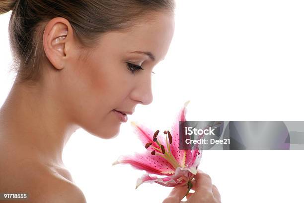Foto de Beleza Retrato De Uma Mulher Sorridente Com Flores e mais fotos de stock de Acordo - Acordo, Adulto, Atividade Recreativa