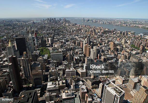 Cidade De Nova Iorque - Fotografias de stock e mais imagens de Admirar a Vista - Admirar a Vista, Arquitetura, Arranha-céu