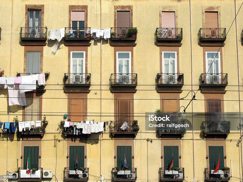 Fassade à Naples, Italie - Photo de Lessive - Corvée domestique libre de droits