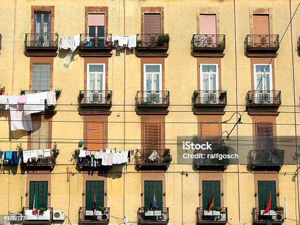 Photo libre de droit de Fassade À Naples Italie banque d'images et plus d'images libres de droit de Lessive - Corvée domestique - Lessive - Corvée domestique, Balcon, Bâtiment vu de l'extérieur