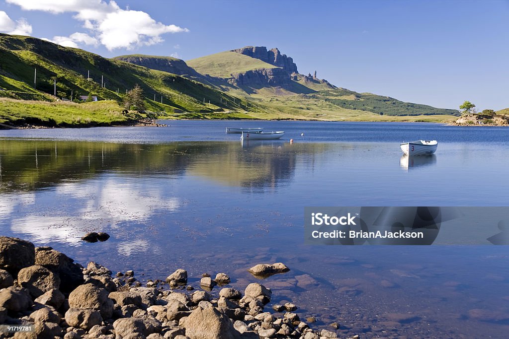 Old Man of Storr por Skye en Escocia - Foto de stock de Agua libre de derechos