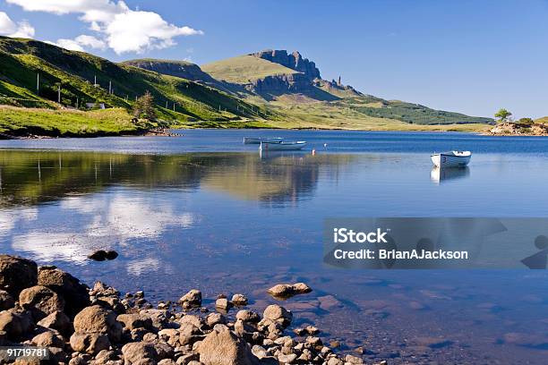 Old Man Of Storr Por Skye En Escocia Foto de stock y más banco de imágenes de Agua - Agua, Aire libre, Barco de remos