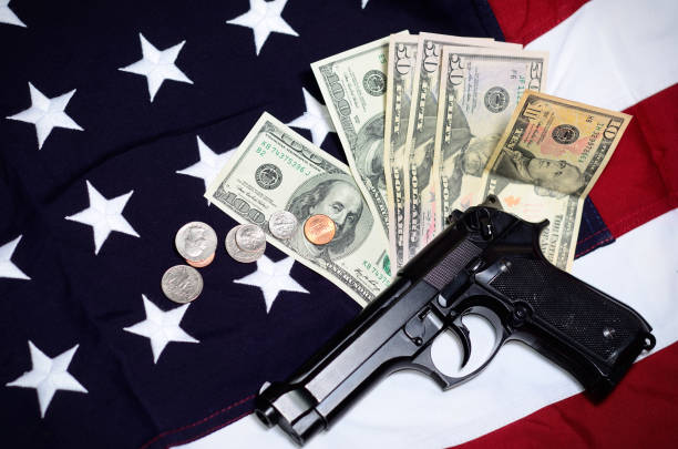 флаг страны сша пистолетом и деньгами - guns and money стоковые фото и изображения