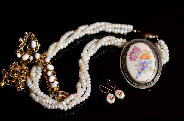 antyczna biżuteria vintage na czarnym tle - brooch antique cameo jewelry zdjęcia i obrazy z banku zdjęć