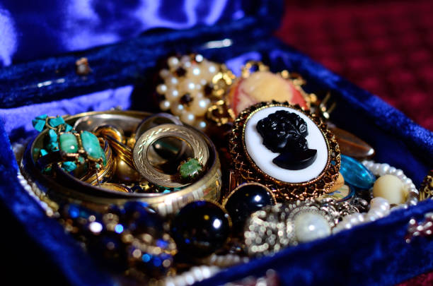 joyas antiguas vintage en el cuadro de - brooch jewelry antique gem fotografías e imágenes de stock