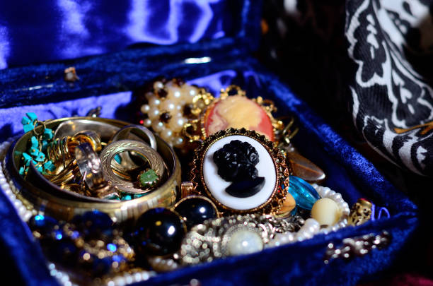 antyczna biżuteria vintage w pudełku - brooch antique cameo jewelry zdjęcia i obrazy z banku zdjęć