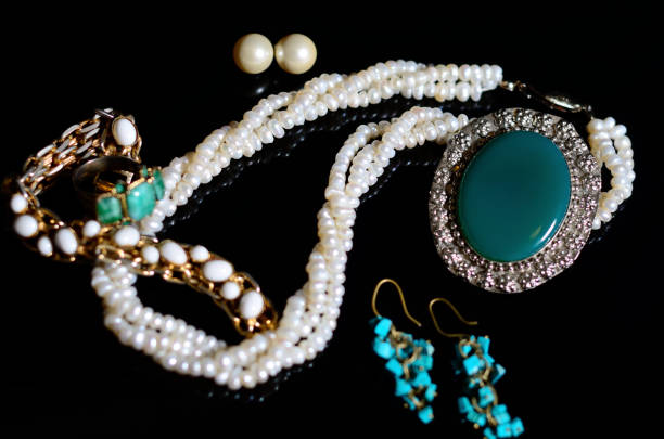 joyas vintage antiguas sobre fondo negro - brooch jewelry antique gem fotografías e imágenes de stock