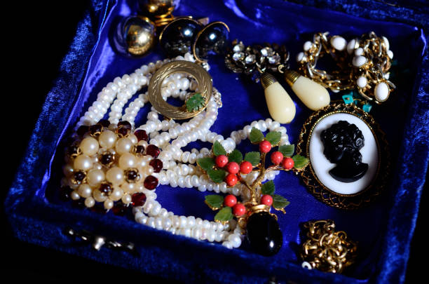 joyas antiguas vintage en el cuadro de - brooch jewelry antique gem fotografías e imágenes de stock